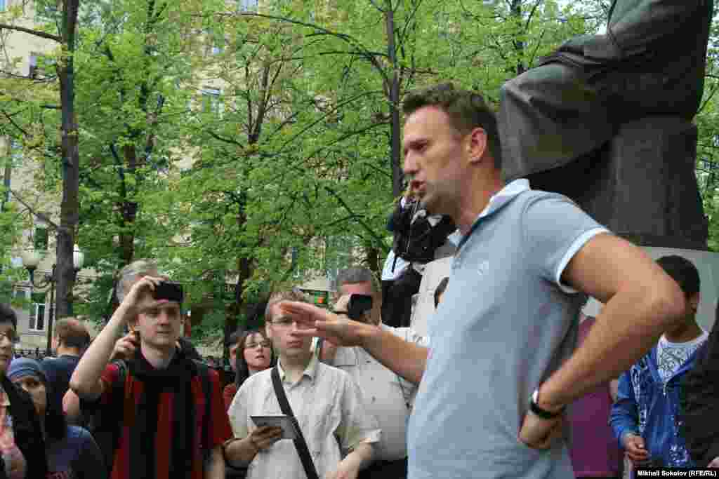 На "Оккупай Абай" лидер оппозиции Алексей Навальный и его сторонники выступают против очередной инаугурации президента России Путина. Москва, 8 мая 2012 года.