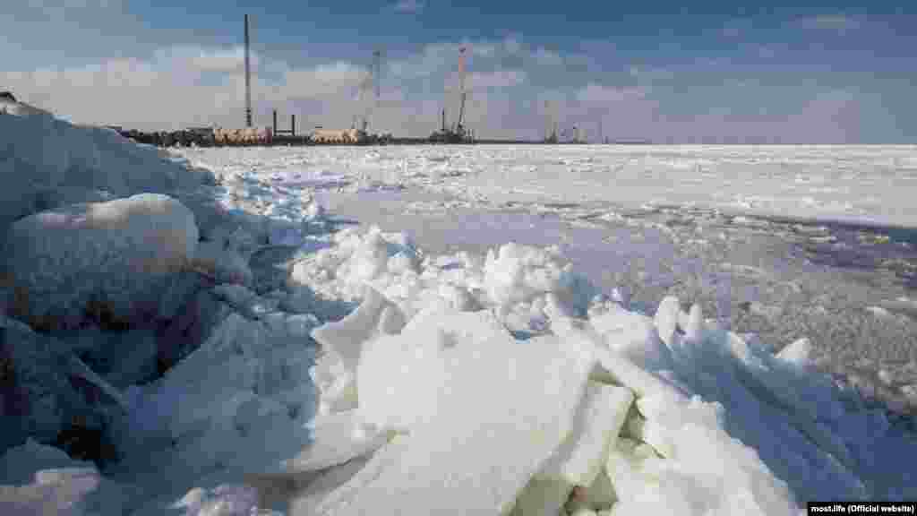 Член Академії будівництва Петро Коваль вважає, що опори Керченського мосту сприятимуть затримці руху льоду, оскільки проектувальники не врахували особливості даної місцевості