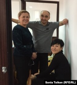 Макс Бокаев (в центре) с адвокатом Нурбике Ескендировой и защитником и сестрой Жанаргуль Бокаевой. Атырау, 18 ноября 2016 года.