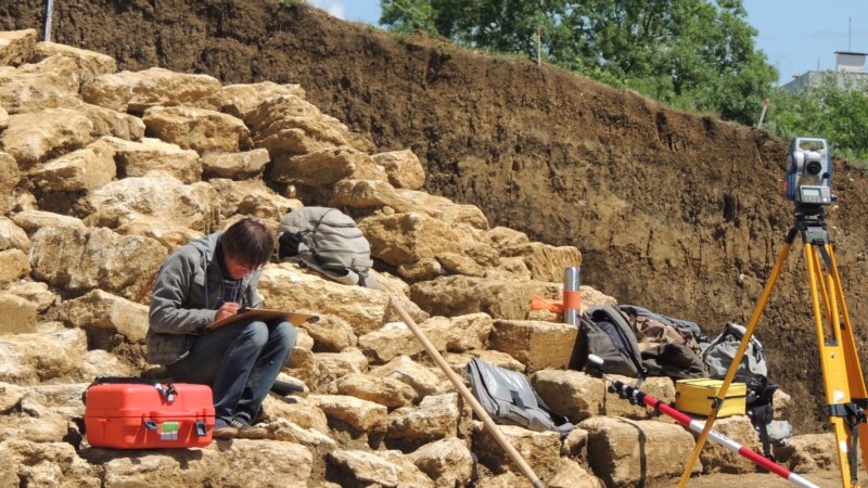 Российские археологи в Крыму: тысячи артефактов и нарушение международного права