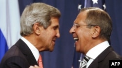 Госсекретарь США Джон Керри (слева) и министр иностранных дел России Сергей Лавров после переговоров по вопросу химического оружия в Сирии. Женева, 14 сентября 2013 года.