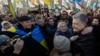 Пётр Порошенко общается с участниками митинга 8 декабря на Крещатике