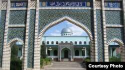 Вход в общественную мечеть в Гулистоне