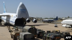Shkarkimi i pajisjeve ushtarake franceze nga aeroplani në Mali