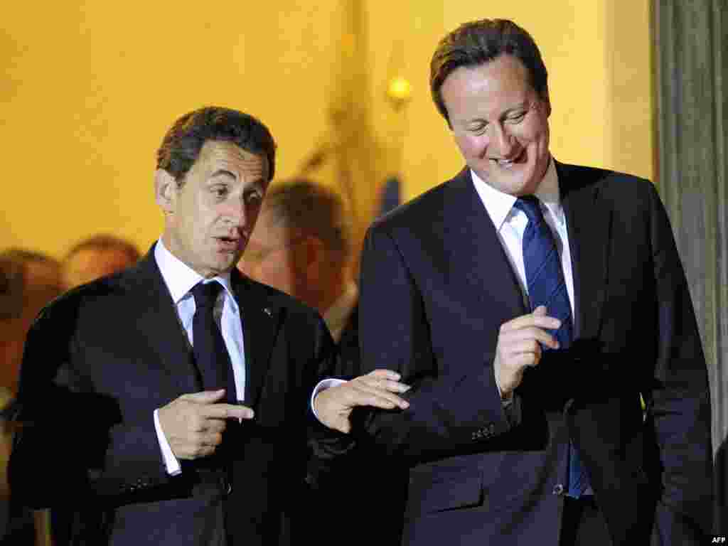 Prezident Nicolas Sarkozy (solda) Britaniyanın Baş naziri David Cameronla Liviya b&ouml;hranının m&uuml;zakirə edildiyi işg&uuml;zar yeməkdən sonra, 13 aprel 2011