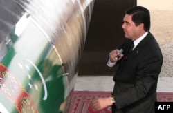 Түркімен президенті Гурбангулы Бердімұхамедов Шатлықта "Шығыс-Батыс газ құбырын" ашып тұр. Түркіменстан, 31 мамыр 2010 жыл.