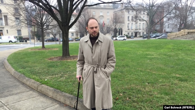 Vladimir Kara-Murza has had to walk with a cane since his last hospitalization in 2015 (file photo).