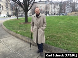 Vladimir Kara-Murza had to walk with a cane after being hospitalized with a suspected poisoning in 2015. (file photo)