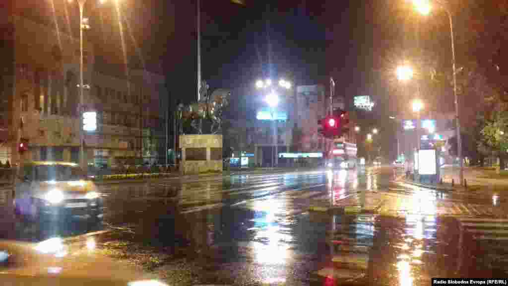 Поплавен булевар при невремето во Скопје. 