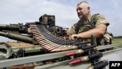 Ілюстраційне фото. Український військовослужбовець перевіряє свій кулемет на передовій