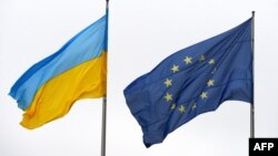 Флаги Украины и Евросоюза в Берлине во время визита премьер-министра Украины Арсения Яценюка в Германию. 8 января 2015 года. 