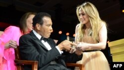Muhammad Ali qo‘shiqchi Jenifer Lopez bilan birga, 2013 yil, Arizona shtati. Feniks shahri.