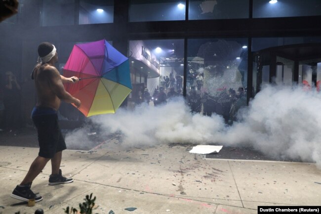 Protestuesit duke sulmuar objektin e CNN në Atlanta