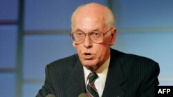 France – Estonian president Lennart Meri gives a speech at the UNESCO tribune in Paris on November 16, 1995.