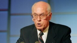 France – Estonian president Lennart Meri gives a speech at the UNESCO tribune in Paris on November 16, 1995.
