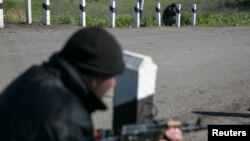Вооруженные пророссийские активисты на контрольно-пропускном пункте в районе Славянска. Иллюстративное фото. 