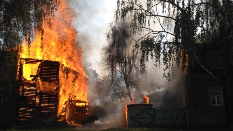 В Полукамушках горят два аварийных дома
