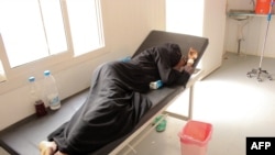 A Yemeni woman lies on a stetcher at a Cholera treatment center in Yemen's northwestern Hajjah province on April 20, 2019. - Oxfam has warned that war-torn Yemen risks a "massive resurgence" of cholera, with around 195,000 suspected cases of the disease r