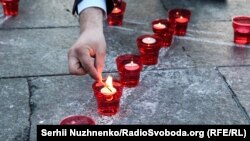 Kyivde qırımtatar sürgünliginiñ yılına keçirilgen «Yüreginde ateş yaq» aktsiyası. Arhiv fotoresimi
