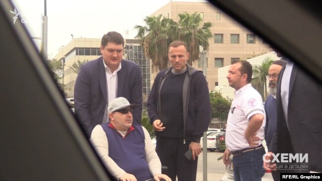 15 квітня до офісної будівлі, де розміщений офіс Коломойського, приїжджав мер Харкова Геннадій Кернес і бізнесмен Павло Фукс 15 квітня до офісної будівлі, де розміщений офіс Коломойського, приїжджав мер Харкова Геннадій Кернес і бізнесмен Павло Фукс