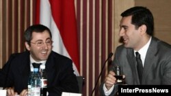 ძველი დრო: თავდაცვის მინისტრი ირაკლი ოქრუაშვილი და გენერალური პროკურორი ზურაბ ადეიშვილი ეროვნული უშიშროების საბჭოს სხდომაზე (2006 წლის 27 მარტი)