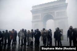 Poliția franceză, după ciocniri cu demonstranții la Arcul de Triumf, Paris