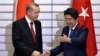 اردوغان می‌گوید نخست‌وزیر ژاپن «از من پرسید آیا می‌توانیم به‌طور مشترک در این زمینه اقدام کنیم. من گفتم: چراکه نه». در تصویر آبه و اردوغان در جریان دیداری در سال ۲۰۱۵ در توکیو.