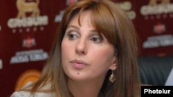 Член партии «Наследие» Заруи Постанджян. 