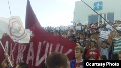 Болельщики футбольного клуба "Акжайык" протестуют против невыплаты зарплаты игрокам. Уральск, 23 июня 2013 года. 