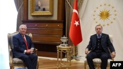 Türkiýäniň prezidenti Rejep Taýyp Erdogan (s) we ABŞ-nyň döwlet sekretary Reks Tillerson (ç), Ankara, 30-njy mart, 2017.