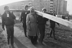 Валер Шчукін нясе крыж на Дзяды, 1989
