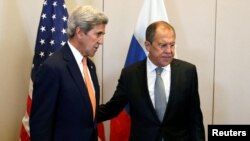 Sekretari amerikan i Shtetit, John Kerry dhe Ministri i Jashtëm rus Sergei Lavrov 