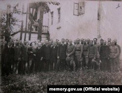 Євген Петрушевич (в центрі) із галицькими урядовцями та військовими. Кам’янець-Подільский, 1919 рік