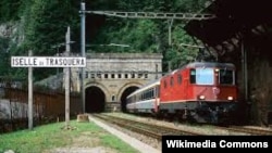 Tuneli i hapur më 1905, që lidh Zvicrën me Italinë.