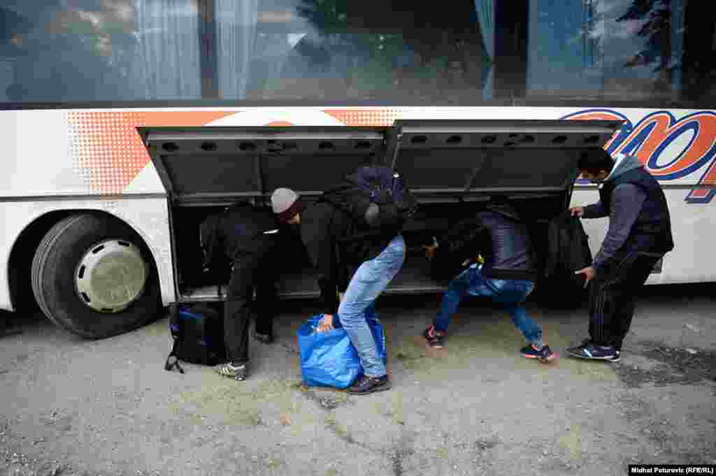 Izbjeglice sa Bliskog istoka stavljaju torbe u autobus kojim ce napustiti prihvatni centar u Opatovcu, pored grada Tovarnik u Hrvatskoj.Ovdje se vrši registracija izbjeglica koje su iz Srbije došle u Hrvatsku. Nakon registracije, izbjeglice nastavljaju put prema Sloveniji, većina izbjeglica želi da stigne u Njemačku.