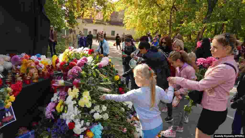 Керч на другий день після трагедії. Весь день на вулицю Войкова, де розташований навчальний заклад, з квітами та іграшками йшли люди