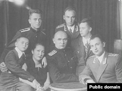 Петро Григоренко (посередині) з родиною, 1955 рік