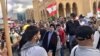 معترضان لبنانی، ماکت چهره‌هایی چون میشل عون، رئيس‌جمهور لبنان و حسن نصرالله، رئيس حزب‌الله را به صورت نمادین دار زدند.