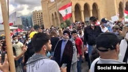 معترضان لبنانی، ماکت چهرههایی چون میشل عون، رئيسجمهور لبنان و حسن نصرالله، رئيس حزبالله را به صورت نمادین دار زدند.