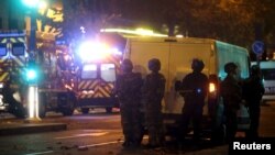 Французские полицейские стоят у концертного зала "Батаклан". Париж, 13 ноября 2015 года. 