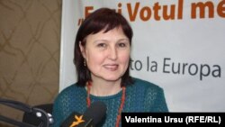 Ludmila Popovici în studioul Europei Libere de la Chișinău