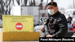 Военный стоит у блокпоста на выезде из Алматы. 1 марта 2020 года.