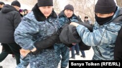 Задержания мирных демонстрантов 22 февраля в казахстанской столице.