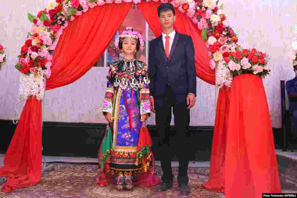 Dungans get married between the ages of 18 and 20. In Sortobe, people say that after reaching 24, a girl has little chance of getting married. The bride, Roza, was 18, while the groom, Shafur,&nbsp;was 24.