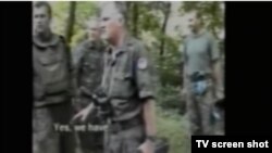 Ratko Mladić i pripadnik 10.diverzantskog odreda Cico u Srebrenici, video snimak prikazan u sudnici.