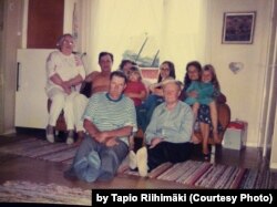 Семья Тапио в фамильном доме деда Ильи в Суоярви, 1994 год