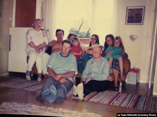 Семья Тапио в фамильном доме деда Ильи в Суоярви, 1994 год