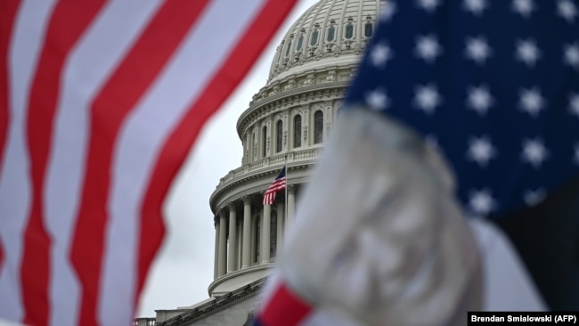 Pogled na Kapitol ovekovečen iz redova pristalica Donalda Trampa tokom protesta dan pred upad u sedište američkog Kongresa 5. januara 2021.