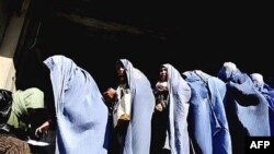 آرشیف - توزیع کمک های بشردوستانه از سوی سازمان بین‌المللی پاملرنه برای زنان بیوه در یکی از ولایات افغانستان