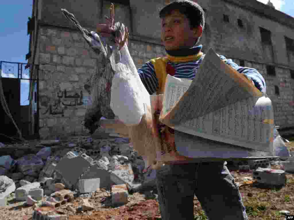 Sirija - Ruševine nakon bombardiranja armije, Idlib, 16.02.2012. Foto: AFP / Bulent Kilic 